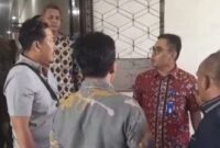 Ketegangan antara sejumlah kontraktor dan Kepala Biro PBJ Provinsi Jambi, M. Ali Zaini.(poto: jamberita.com).