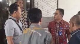 Ketegangan antara sejumlah kontraktor dan Kepala Biro PBJ Provinsi Jambi, M. Ali Zaini.(poto: jamberita.com).
