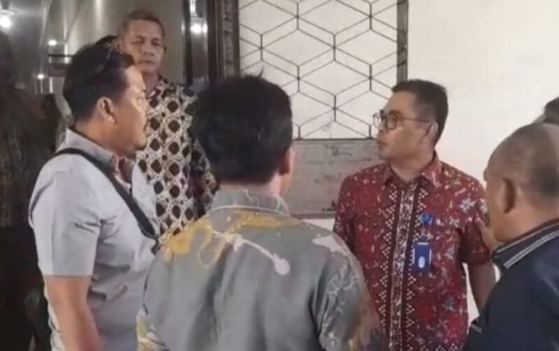 Ketegangan antara sejumlah kontraktor dan Kepala Biro PBJ Provinsi Jambi, M. Ali Zaini.(poto: jamberita.com).