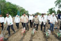 Ketua DPD Partai Gerindra Provinsi Jambi, Dr.Ir. HAR Sutan Adil Hendra, MM (SAH) bersama gubernur Alharis.(poto: jamberita.com).