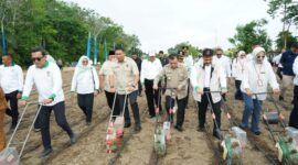  Ketua DPD Partai Gerindra Provinsi Jambi, Dr.Ir. HAR Sutan Adil Hendra, MM (SAH) bersama gubernur Alharis.(poto: jamberita.com).