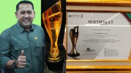Bupati Merangin H. M. Syukur saat menerima penghargaan Pemred Award dan Pena Emas 2026 sebagai Bupati Terbaik Bidang Komunikasi dan Informasi.(poto: jambiprima.com)