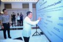Gubernur Alharis di dampingi Kapolda Jambi saat menandatangani komitmen bersama pemberantasan geng motor di Jambi.( poto: jamberita.com).