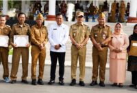 Wakil Bupati Muaro Jambi Junaidi H. Mahir berfoto bersama para penerima penghargaan usai upacara peringatan Hari Keluarga Nasional (HARGANAS) ke-33 tingkat Kabupaten Muaro Jambi.(poto: jambiprima.com).