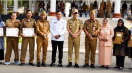 Wakil Bupati Muaro Jambi Junaidi H. Mahir berfoto bersama para penerima penghargaan usai upacara peringatan Hari Keluarga Nasional (HARGANAS) ke-33 tingkat Kabupaten Muaro Jambi.(poto: jambiprima.com).