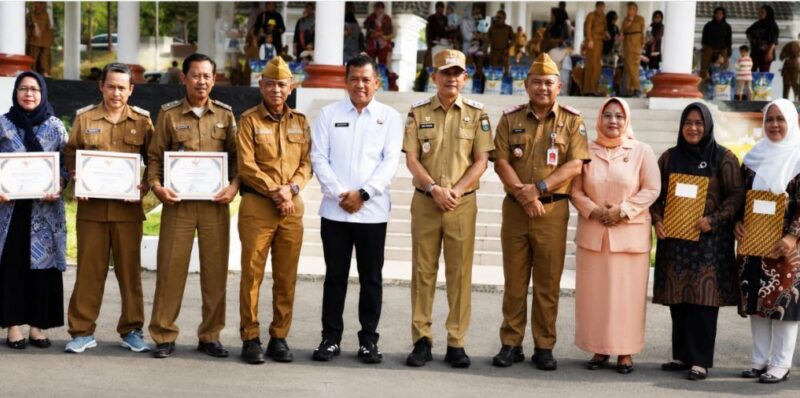 Wakil Bupati Muaro Jambi Junaidi H. Mahir berfoto bersama para penerima penghargaan usai upacara peringatan Hari Keluarga Nasional (HARGANAS) ke-33 tingkat Kabupaten Muaro Jambi.(poto: jambiprima.com).