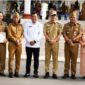 Wakil Bupati Muaro Jambi Junaidi H. Mahir berfoto bersama para penerima penghargaan usai upacara peringatan Hari Keluarga Nasional (HARGANAS) ke-33 tingkat Kabupaten Muaro Jambi.(poto: jambiprima.com).