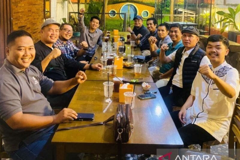 Para mantan Presiden organisasi eksekutif mahasiswa lintas generasi resmi membentuk Presiden Club UNJA, Kamis (8/7/2026).( poto: ANTARA).