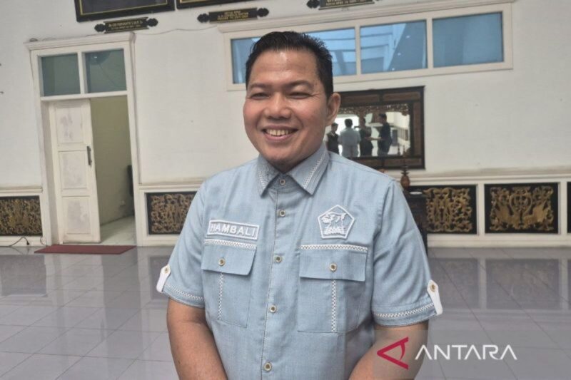 Anggota DPRD Provinsi Jambi Hambali saat memberikan keterangan kepada wartawan di Kota Jambi, Jumat (10/7/2026).( poto: ANTARA).