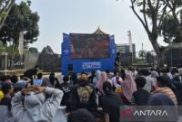 Suasana nonton bareng Piala Dunia perebutan satu tiket menuju partai semifinal antara tim nasional Swiss menghadapi Argentina di kawasan perkantoran Wali Kota Jambi, Minggu (12/7/2026).(poto: ANTARA).