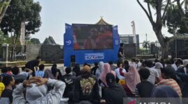 Suasana nonton bareng Piala Dunia perebutan satu tiket menuju partai semifinal antara tim nasional Swiss menghadapi Argentina di kawasan perkantoran Wali Kota Jambi, Minggu (12/7/2026).(poto: ANTARA).