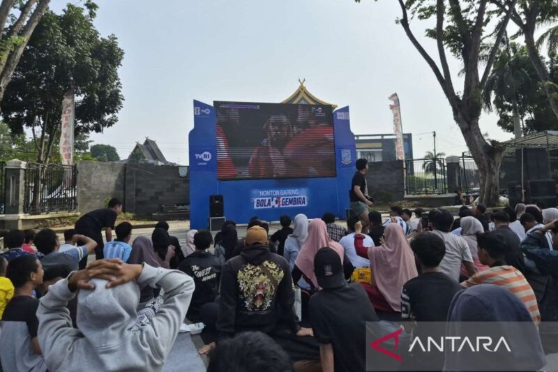Suasana nonton bareng Piala Dunia perebutan satu tiket menuju partai semifinal antara tim nasional Swiss menghadapi Argentina di kawasan perkantoran Wali Kota Jambi, Minggu (12/7/2026).(poto: ANTARA).