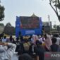 Suasana nonton bareng Piala Dunia perebutan satu tiket menuju partai semifinal antara tim nasional Swiss menghadapi Argentina di kawasan perkantoran Wali Kota Jambi, Minggu (12/7/2026).(poto: ANTARA).