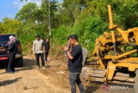 Bupati Kerinci Monadi (tengah) saat meninjau pembangunan jalan penghubung antarkecamatan di Kecamatan Gunung Raya.( Poto ; ANTARA).