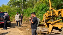 Bupati Kerinci Monadi (tengah) saat meninjau pembangunan jalan penghubung antarkecamatan di Kecamatan Gunung Raya.( Poto ; ANTARA).