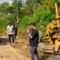 Bupati Kerinci Monadi (tengah) saat meninjau pembangunan jalan penghubung antarkecamatan di Kecamatan Gunung Raya.( Poto ; ANTARA).