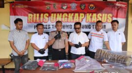 Polisi menggelar rilis ungkap kasus penjualan kulit harimau sumatra (Panthera tigris sumatrae) di hadapan wartawan di Polres Tanjab Timur, Rabu (15/7/2026).(poto: ANTARA).
