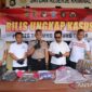 Polisi menggelar rilis ungkap kasus penjualan kulit harimau sumatra (Panthera tigris sumatrae) di hadapan wartawan di Polres Tanjab Timur, Rabu (15/7/2026).(poto: ANTARA).