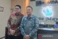 Direktur Utama Perumda Tirta Mayang Arianto (kanan).( poto: ANTARA)