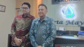 Direktur Utama Perumda Tirta Mayang Arianto (kanan).( poto: ANTARA)