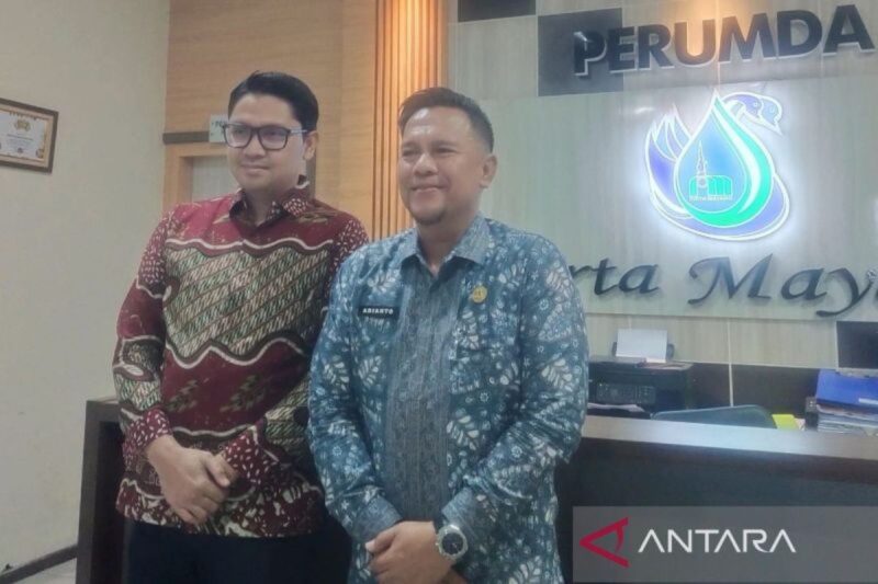 Direktur Utama Perumda Tirta Mayang Arianto (kanan).( poto: ANTARA)
