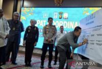 Bupati Merangin Muhammad Syukur membubuhkan tanda tangan bentuk penolakan aktivitas geng motor di wilayah tersebut, Rabu (15/7/2026).(poto: ANTARA).