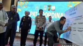 Bupati Merangin Muhammad Syukur membubuhkan tanda tangan bentuk penolakan aktivitas geng motor di wilayah tersebut, Rabu (15/7/2026).(poto: ANTARA).
