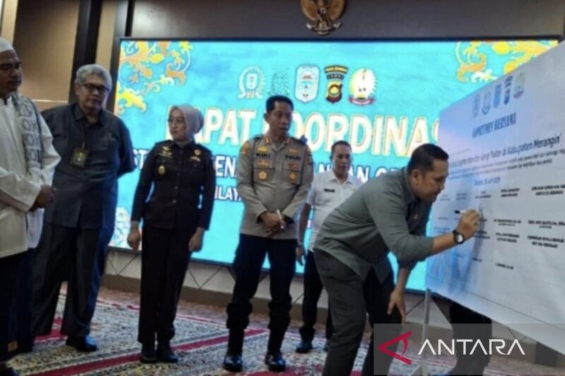 Bupati Merangin Muhammad Syukur membubuhkan tanda tangan bentuk penolakan aktivitas geng motor di wilayah tersebut, Rabu (15/7/2026).(poto: ANTARA).