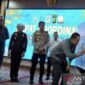 Bupati Merangin Muhammad Syukur membubuhkan tanda tangan bentuk penolakan aktivitas geng motor di wilayah tersebut, Rabu (15/7/2026).(poto: ANTARA).