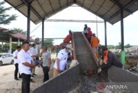 Bupati Tanjab Barat Anwar Sadat (tengah) saat meninjau proses pemilihan sampah di Tempat Pembuangan Akhir (TPA).(poto: ANTARA).