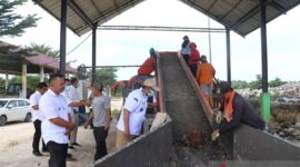 Bupati Tanjab Barat Anwar Sadat (tengah) saat meninjau proses pemilihan sampah di Tempat Pembuangan Akhir (TPA).(poto: ANTARA).