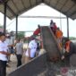 Bupati Tanjab Barat Anwar Sadat (tengah) saat meninjau proses pemilihan sampah di Tempat Pembuangan Akhir (TPA).(poto: ANTARA).