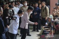 Wakil Presiden Gibran Rakabuming Raka saat menyapa pasien di RSUD Raden Mattaher Jambi, Kamis (16/7/2026).(poto: ANTARA).