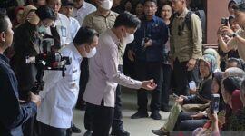 Wakil Presiden Gibran Rakabuming Raka saat menyapa pasien di RSUD Raden Mattaher Jambi, Kamis (16/7/2026).(poto: ANTARA).