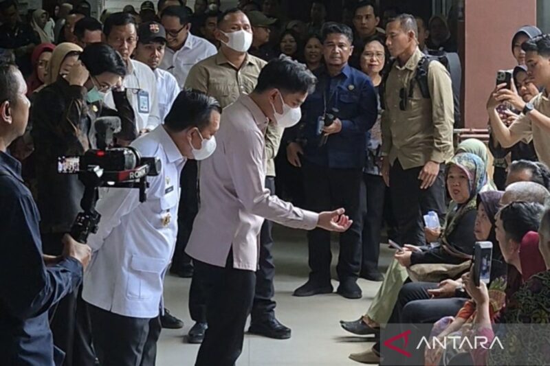 Wakil Presiden Gibran Rakabuming Raka saat menyapa pasien di RSUD Raden Mattaher Jambi, Kamis (16/7/2026).(poto: ANTARA).