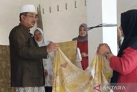 Bupati Kabupaten Tanjung Jabung Barat Anwar Sadat saat berbincang dengan pelaku UMKM batik ecoprint di Kecamatan Tungkal Ulu, Jumat (17/7/2026).(poto: ANTARA).