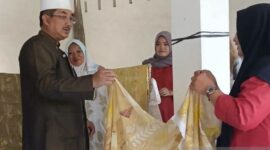 Bupati Kabupaten Tanjung Jabung Barat Anwar Sadat saat berbincang dengan pelaku UMKM batik ecoprint di Kecamatan Tungkal Ulu, Jumat (17/7/2026).(poto: ANTARA).