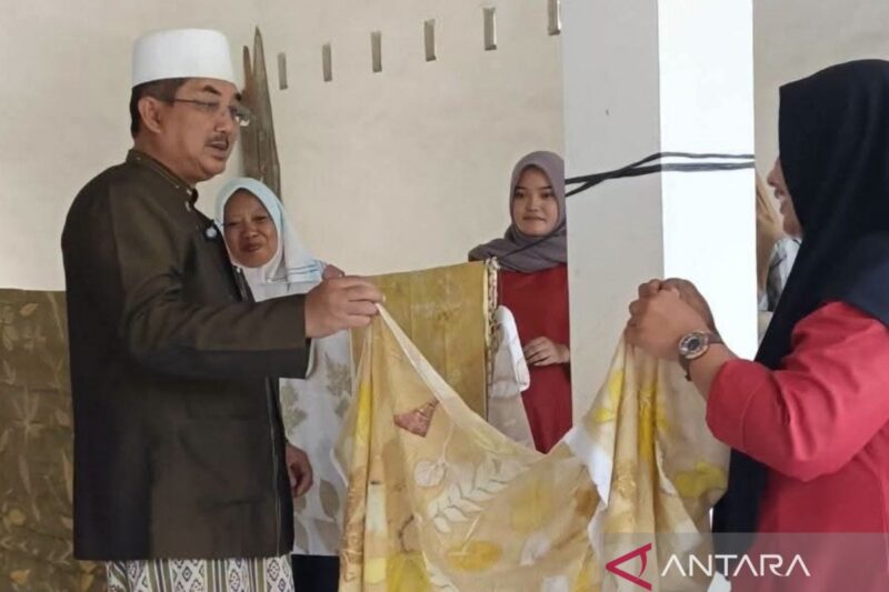 Bupati Kabupaten Tanjung Jabung Barat Anwar Sadat saat berbincang dengan pelaku UMKM batik ecoprint di Kecamatan Tungkal Ulu, Jumat (17/7/2026).(poto: ANTARA).