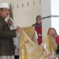 Bupati Kabupaten Tanjung Jabung Barat Anwar Sadat saat berbincang dengan pelaku UMKM batik ecoprint di Kecamatan Tungkal Ulu, Jumat (17/7/2026).(poto: ANTARA).