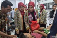 Ketua Paguyubun Ibu-ibu Pemasyarakatan (Pipas) Provinsi Jambi Septi Gumilar (tengah) meninjau kegiatan khitanan massal di Klinik Lapas Narkotika Kelas IIB Muara Sabak, Sabtu (18/7/2026).(poto: ANTARA).