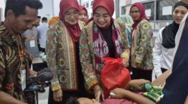 Ketua Paguyubun Ibu-ibu Pemasyarakatan (Pipas) Provinsi Jambi Septi Gumilar (tengah) meninjau kegiatan khitanan massal di Klinik Lapas Narkotika Kelas IIB Muara Sabak, Sabtu (18/7/2026).(poto: ANTARA).