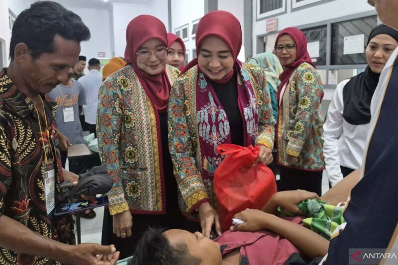 Ketua Paguyubun Ibu-ibu Pemasyarakatan (Pipas) Provinsi Jambi Septi Gumilar (tengah) meninjau kegiatan khitanan massal di Klinik Lapas Narkotika Kelas IIB Muara Sabak, Sabtu (18/7/2026).(poto: ANTARA).