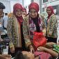 Ketua Paguyubun Ibu-ibu Pemasyarakatan (Pipas) Provinsi Jambi Septi Gumilar (tengah) meninjau kegiatan khitanan massal di Klinik Lapas Narkotika Kelas IIB Muara Sabak, Sabtu (18/7/2026).(poto: ANTARA).