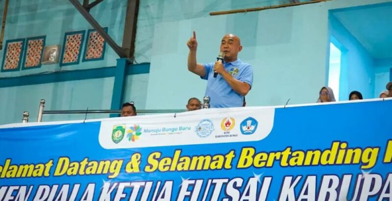 Bupati Bungo H. Dedy Putra, S.H., M.Kn. membuka secara resmi Turnamen Piala Ketua Futsal Kabupaten Bungo di GOR Eks MTQ Lama.(poto: jambiprima.com).