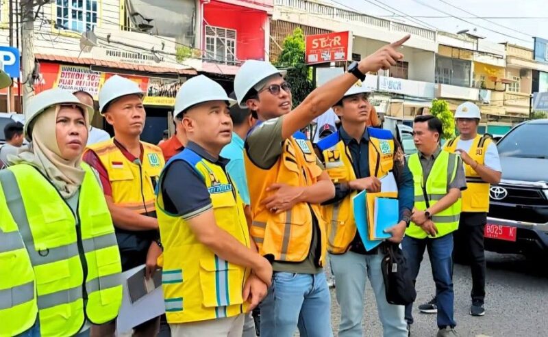 Bupati Bungo H. Dedy Putra bersama tim dari BPPW Ditjen Cipta Karya Kementerian PUPR meninjau langsung progres revitalisasi Taman Pusparagam (Semagor) di Muara Bungo, Sabtu (25/7/2026).(poto: jambiprima.com).