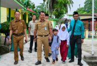 Wakil Bupati Tebo Nazar Efendi mengikuti Gerakan Ayah Mengantar Anak ke Sekolah (GAMAS).(poto: jambiprima.com).
