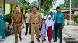 Wakil Bupati Tebo Nazar Efendi mengikuti Gerakan Ayah Mengantar Anak ke Sekolah (GAMAS).(poto: jambiprima.com).