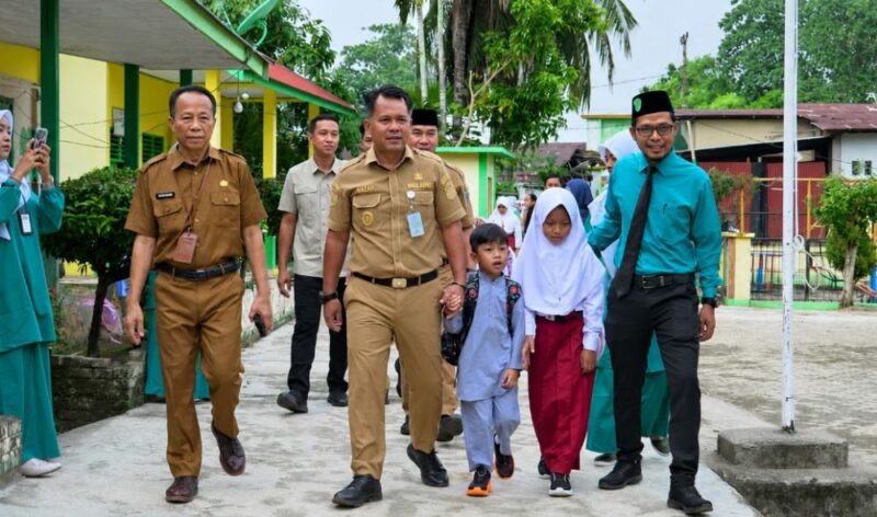 Wakil Bupati Tebo Nazar Efendi mengikuti Gerakan Ayah Mengantar Anak ke Sekolah (GAMAS).(poto: jambiprima.com).
