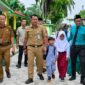 Wakil Bupati Tebo Nazar Efendi mengikuti Gerakan Ayah Mengantar Anak ke Sekolah (GAMAS).(poto: jambiprima.com).