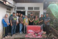 Wakil Bupati Bungo didampingi jajaran Dinsos P2KBP3A menyerahkan bantuan kepada warga korban kebakaran sebagai bentuk kepedulian Pemerintah Kabupaten Bungo.(poto: jambiprima.com).